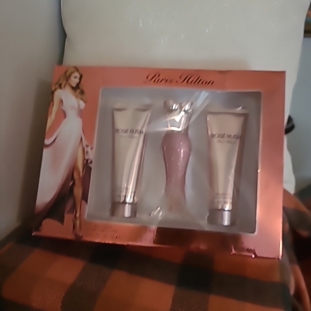 Paris Hilton Rose Rush 3pc Set Parfum Spray 1.0 oz Body Lotion & Shower Gel 3 oz - Picture 2 of 3